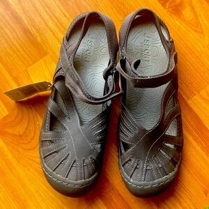 NEW-7.5-Gray Mary Jane flats/Poppy sandals